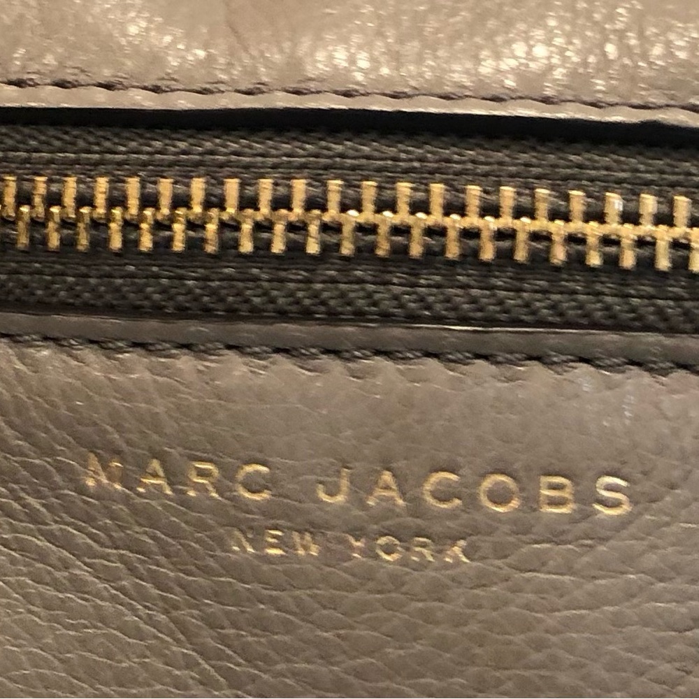 Marc Jacobs Gray Leather Hobo Bag with Gold Hardware - Picture 3 of 16